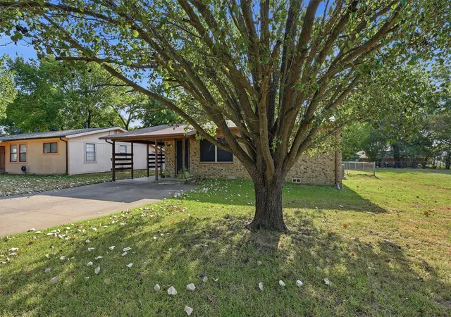 Photo 4 of Single family home for sale at 2050 Avon Dr, Denison, TX 75020 | MLS# 21354932 | Listing updated on 2026-08-14