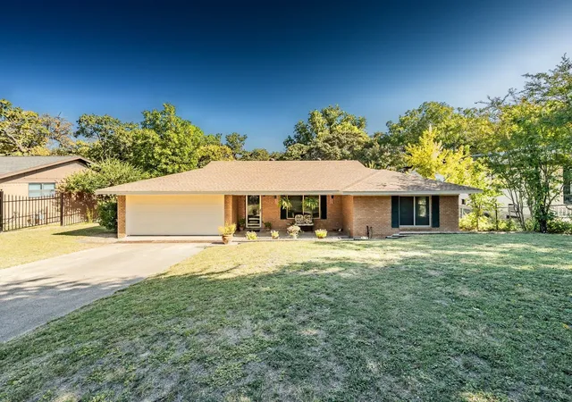 Photo 1 of Single family home for sale at 300 Shoreline Dr, Azle, TX 76020 | MLS# 21354955 | Listing updated on 2026-08-10