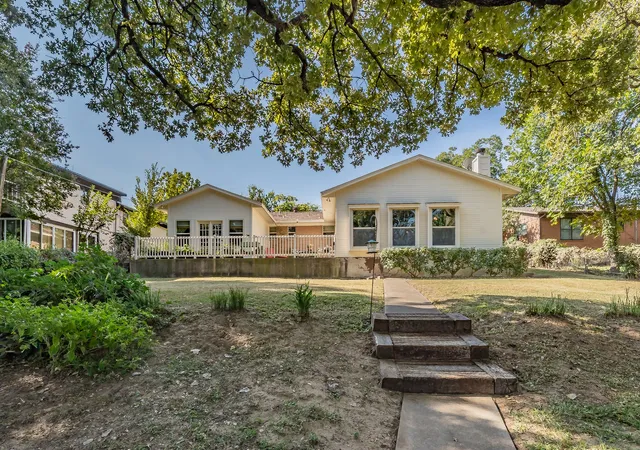 Photo 2 of Single family home for sale at 300 Shoreline Dr, Azle, TX 76020 | MLS# 21354955 | Listing updated on 2026-08-10