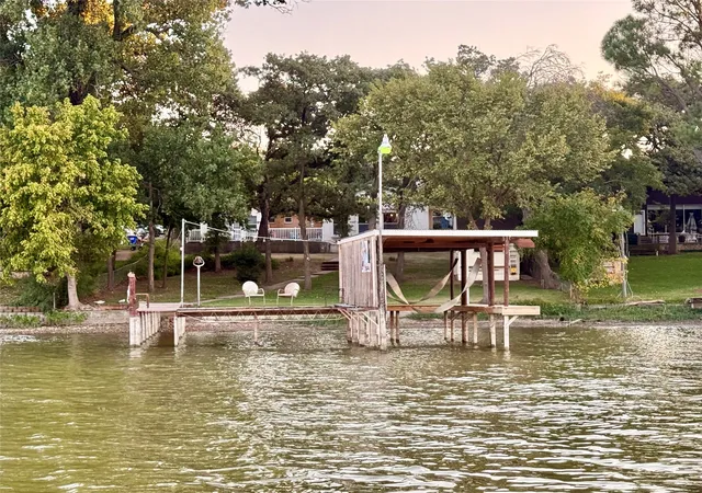 Photo 4 of Single family home for sale at 300 Shoreline Dr, Azle, TX 76020 | MLS# 21354955 | Listing updated on 2026-08-10