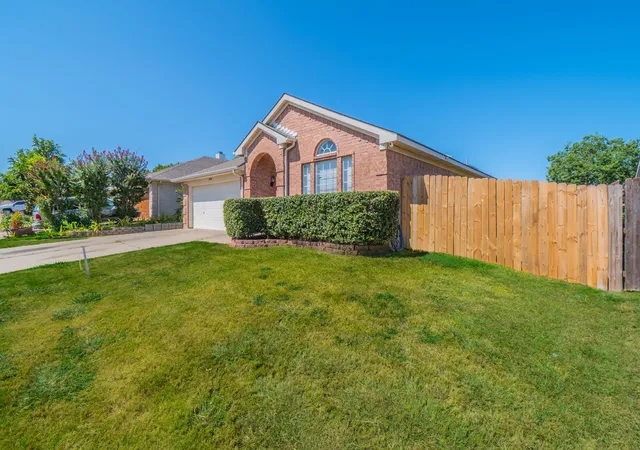 Photo 3 of Single family home for sale at 6004 Summerfield, Arlington, TX 76018 | MLS# 21354410 | Listing updated on 2026-08-29