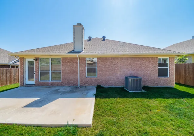 Photo 3 of Single family home for sale at 6004 Summerfield, Arlington, TX 76018 | MLS# 21354410 | Listing updated on 2026-08-29