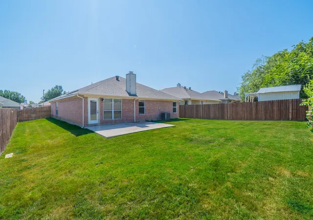 Photo 4 of Single family home for sale at 6004 Summerfield, Arlington, TX 76018 | MLS# 21354410 | Listing updated on 2026-08-29