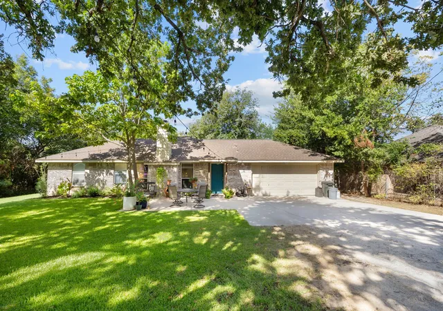 Photo 1 of Single family home for sale at 1400 E Lake Dr, Weatherford, TX 76087 | MLS# 21341686 | Listing updated on 2026-08-29