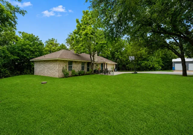 Photo 2 of Single family home for sale at 1400 E Lake Dr, Weatherford, TX 76087 | MLS# 21341686 | Listing updated on 2026-08-29
