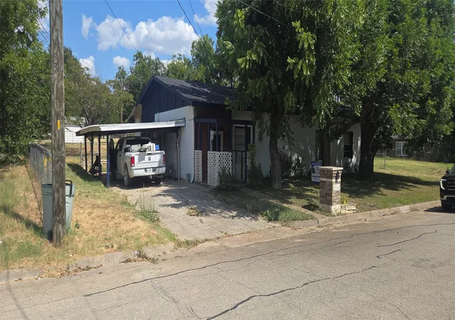 Photo 1 of Sale Pending at 1512 N Elm St, Weatherford, TX 76086 | MLS# 21355050 | Listing updated on 2026-08-28