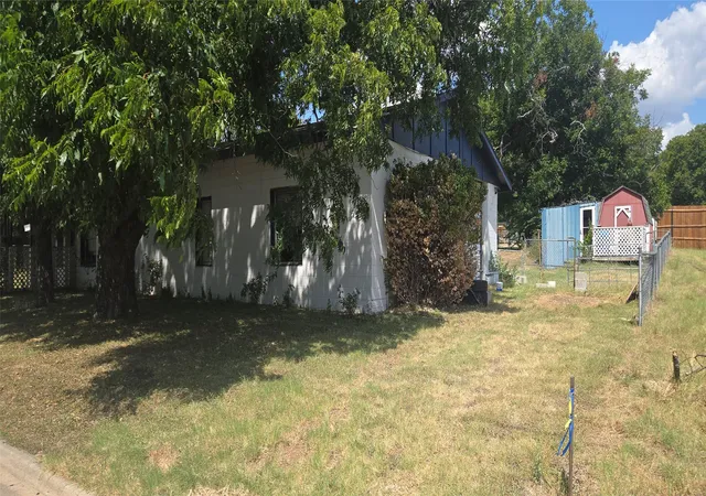 Photo 2 of Sale Pending at 1512 N Elm St, Weatherford, TX 76086 | MLS# 21355050 | Listing updated on 2026-08-28
