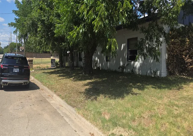 Photo 3 of Sale Pending at 1512 N Elm St, Weatherford, TX 76086 | MLS# 21355050 | Listing updated on 2026-08-28