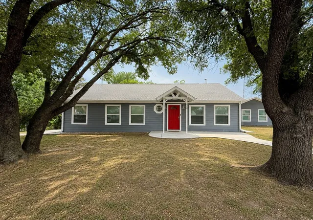 Single family home for sale at 320 S Columbia St, Stephenville, TX 76401 | MLS# 21355143