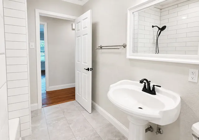 Photo 4 of Single family home for sale at 320 S Columbia St, Stephenville, TX 76401 | MLS# 21355143 | Listing updated on 2026-09-26