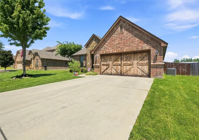 Photo 3 of Single family home for sale at 168 Whitetail Dr, Willow Park, TX 76008 | MLS# 21350963 | Listing updated on 2026-08-10