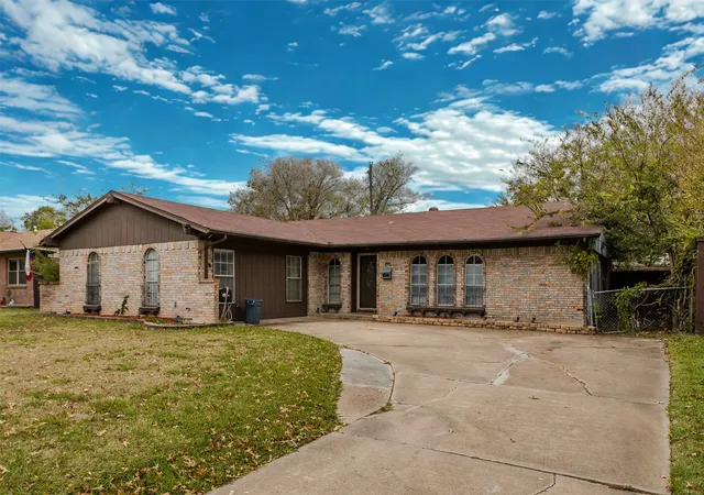 Photo 1 of Single family home for sale at 2517 Rosewood Dr, Mesquite, TX 75150 | MLS# 21354874 | Listing updated on 2026-08-10