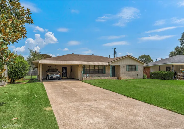 Photo 2 of Sale Pending at 2705 Beazley Pl, Shreveport, LA 71104 | MLS# 21348624 | Listing updated on 2026-08-22