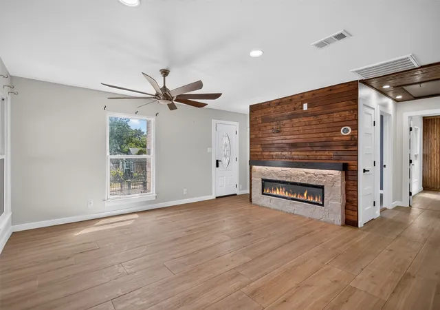 Photo 3 of Single family home for sale at 335 Avenue I, Dallas, TX 75203 | MLS# 21351394 | Listing updated on 2026-08-10