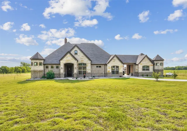 Photo 3 of Single family home for sale at 10240 Freeman Rd, Sanger, TX 76266 | MLS# 21351105 | Listing updated on 2026-10-07