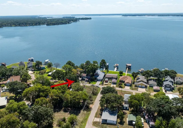 Photo 2 of Sale Pending at 107 Briarwood Dr, Mabank, TX 75156 | MLS# 21355268 | Listing updated on 2026-09-16