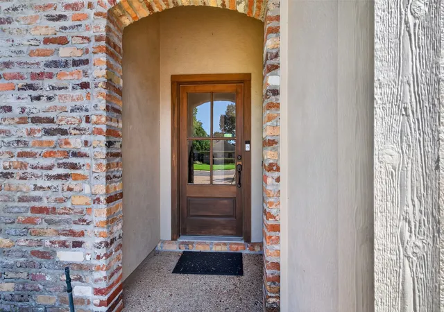 Photo 2 of Sale Pending at 440 Grand Oaks Dr, Shreveport, LA 71106 | MLS# 21355258 | Listing updated on 2026-08-29
