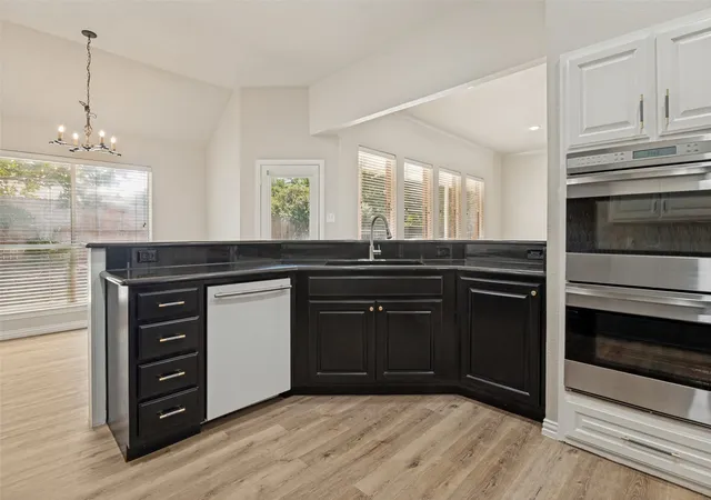 Photo 3 of Single family home for sale at 1700 Meadow Crest Ln, Mansfield, TX 76063 | MLS# 21328257 | Listing updated on 2026-09-26