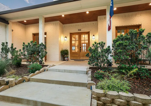 Photo 3 of Single family home for sale at 104 Beavers Bnd Dr, Gunter, TX 75058 | MLS# 21355365 | Listing updated on 2026-10-05