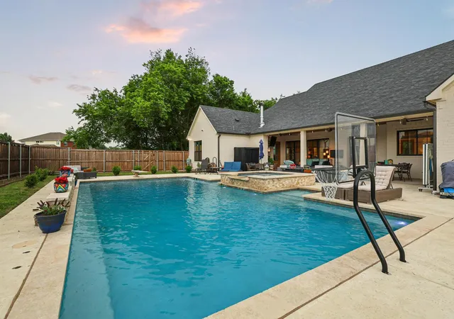 Photo 4 of Single family home for sale at 104 Beavers Bnd Dr, Gunter, TX 75058 | MLS# 21355365 | Listing updated on 2026-10-05