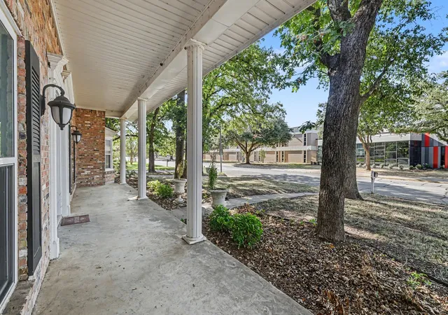 Photo 3 of Single family home for sale at 2408 Winewood Ln, Arlington, TX 76013 | MLS# 21355223 | Listing updated on 2026-08-24