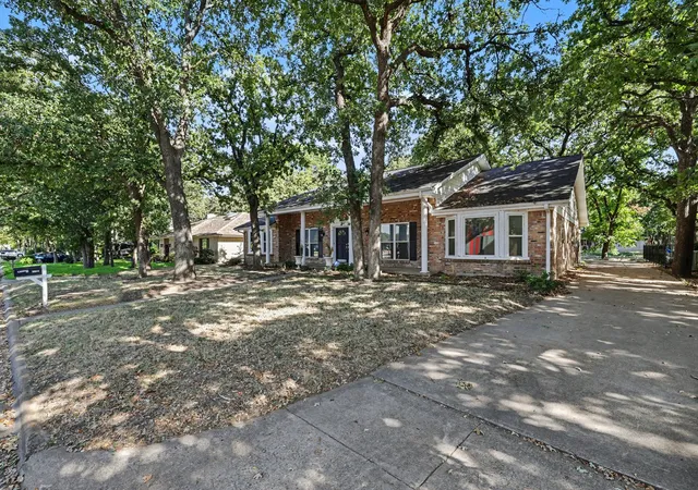 Photo 4 of Single family home for sale at 2408 Winewood Ln, Arlington, TX 76013 | MLS# 21355223 | Listing updated on 2026-10-05