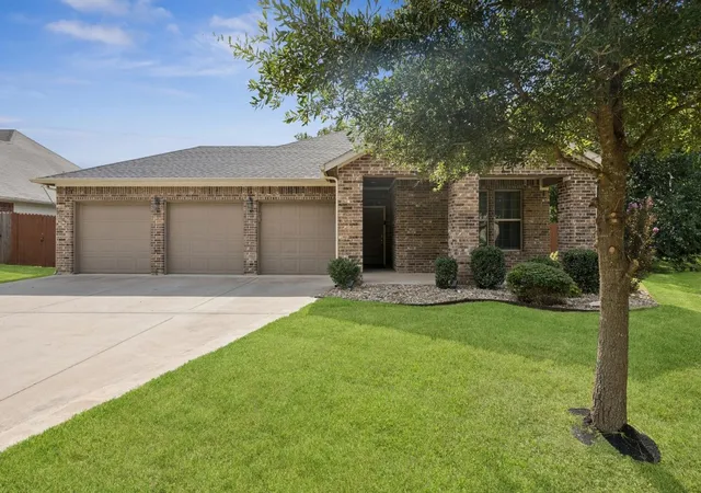 Photo 2 of Single family home for sale at 1700 Fairway Dr, Sherman, TX 75090 | MLS# 21354929 | Listing updated on 2026-10-01