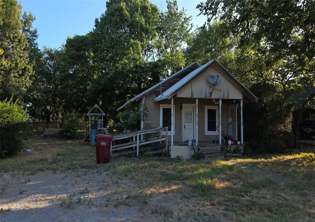Photo 1 of Single family home for sale at 208 E Austin, Leonard, TX 75452 | MLS# 21348554 | Listing updated on 2026-08-11
