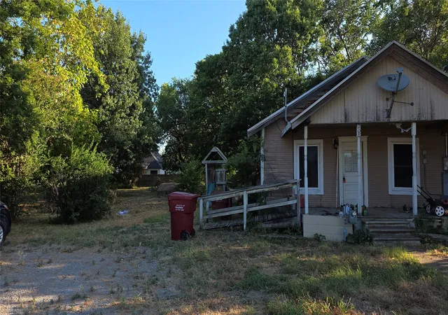 Photo 2 of Single family home for sale at 208 E Austin, Leonard, TX 75452 | MLS# 21348554 | Listing updated on 2026-08-11
