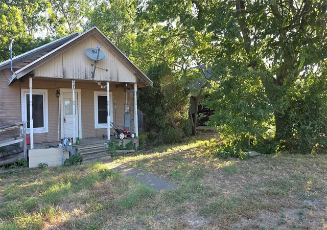 Photo 3 of Single family home for sale at 208 E Austin, Leonard, TX 75452 | MLS# 21348554 | Listing updated on 2026-08-11
