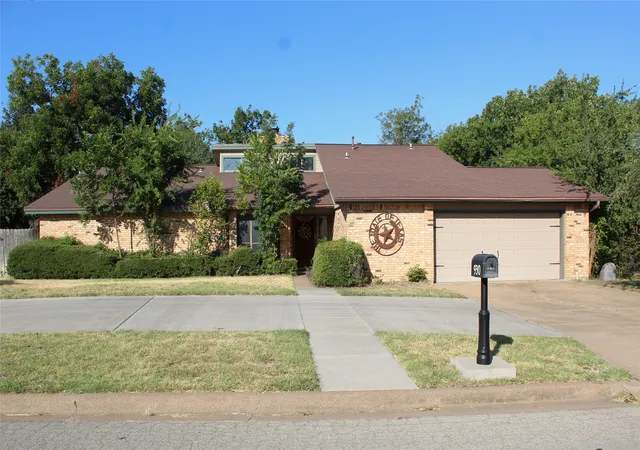 Photo 1 of Single family home for sale at 930 N Lydia St, Stephenville, TX 76401 | MLS# 21355342 | Listing updated on 2026-09-28