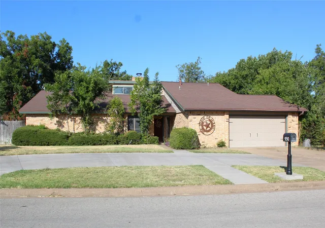 Photo 2 of Single family home for sale at 930 N Lydia St, Stephenville, TX 76401 | MLS# 21355342 | Listing updated on 2026-09-28