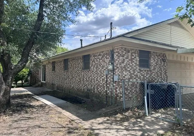 Photo 3 of Single family home for sale at 904 Beasley Blvd, Whitewright, TX 75491 | MLS# 21355611 | Listing updated on 2026-08-10