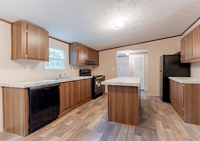 Photo 3 of Sale Pending at 200 Pecos Dr, Mabank, TX 75156 | MLS# 21355679 | Listing updated on 2026-10-29