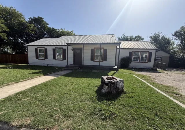 Photo 1 of Single family home for sale at 103 S Walnut St, Lampasas, TX 76550 | MLS# 21345619 | Listing updated on 2026-08-11