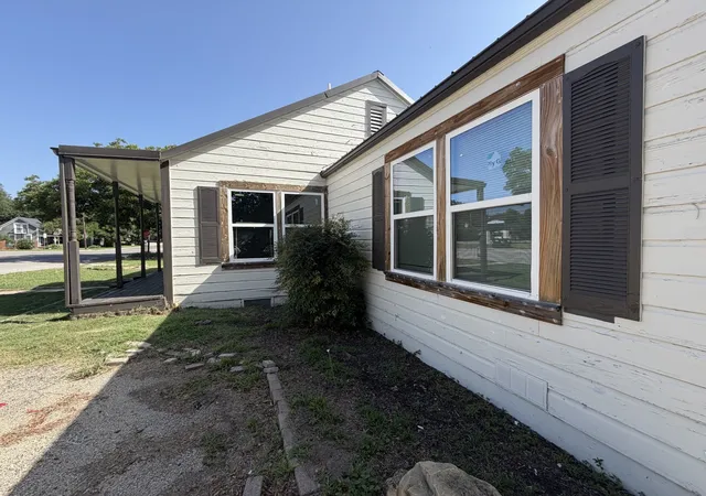 Photo 2 of Single family home for sale at 103 S Walnut St, Lampasas, TX 76550 | MLS# 21345619 | Listing updated on 2026-08-11