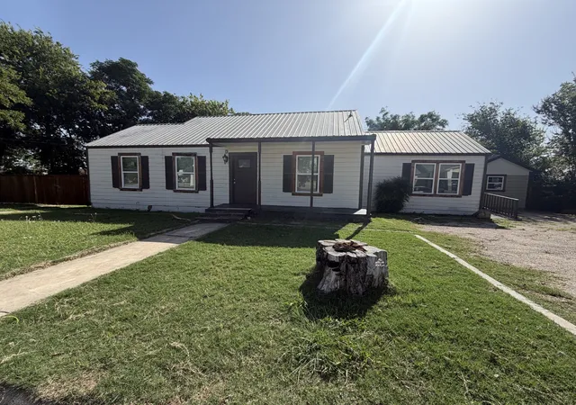 Photo 3 of Single family home for sale at 103 S Walnut St, Lampasas, TX 76550 | MLS# 21345619 | Listing updated on 2026-08-11