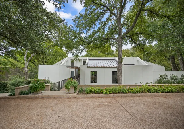 Photo 4 of Sale Pending at 2103 Indian Creek Dr, Fort Worth, TX 76107 | MLS# 21355752 | Listing updated on 2026-08-29