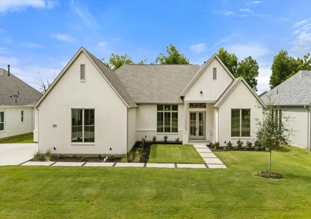 Photo 1 of Sale Pending at 2184 Middlewood Cir, Granbury, TX 76049 | MLS# 21350585 | Listing updated on 2026-09-25