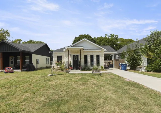 Photo 1 of Single family home for sale at 110 E College Ave, Corsicana, TX 75110 | MLS# 21355862 | Listing updated on 2026-08-20