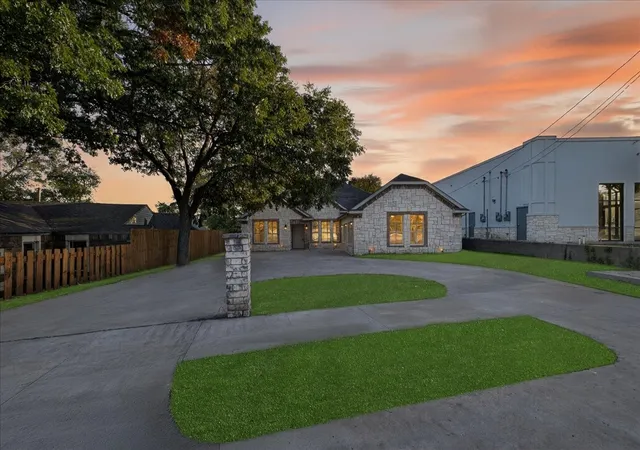 Photo 1 of Single family home for sale at 3532 W Jefferson Blvd, Dallas, TX 75211 | MLS# 21354490 | Listing updated on 2026-08-19