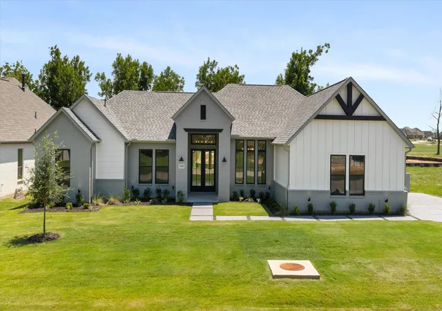 Photo 1 of Single family home for sale at 2180 Middlewood Cir, Granbury, TX 76049 | MLS# 21355826 | Listing updated on 2026-09-18