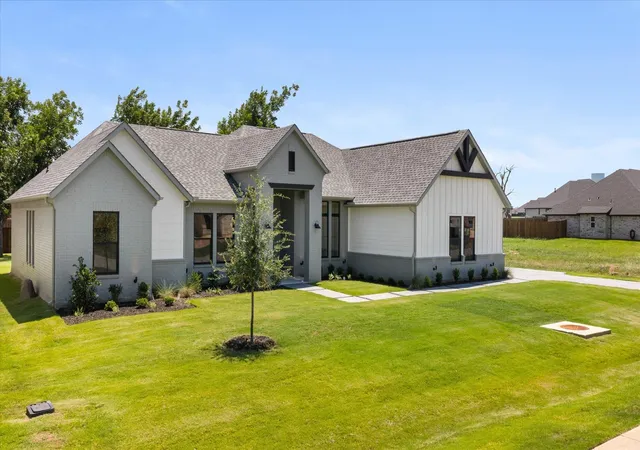 Photo 2 of Single family home for sale at 2180 Middlewood Cir, Granbury, TX 76049 | MLS# 21355826 | Listing updated on 2026-09-18
