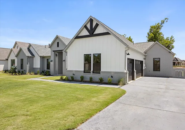 Photo 3 of Single family home for sale at 2180 Middlewood Cir, Granbury, TX 76049 | MLS# 21355826 | Listing updated on 2026-09-18