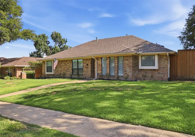 Photo 3 of Sale Pending at 2808 Fountain Head Dr, Plano, TX 75023 | MLS# 21355828 | Listing updated on 2026-08-31