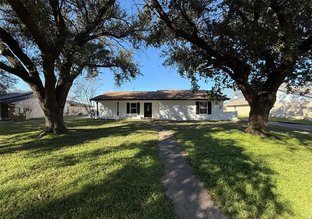 Photo 1 of Single family home for sale at 106 W Jeter St, Mabank, TX 75147 | MLS# 21356009 | Listing updated on 2026-08-10