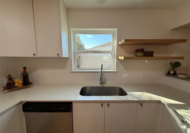 Photo 4 of Single family home for sale at 106 W Jeter St, Mabank, TX 75147 | MLS# 21356009 | Listing updated on 2026-08-10
