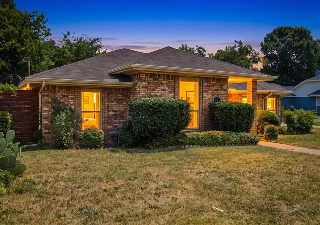 Photo 1 of Sale Pending at 135 Meadow Ridge Dr, Cedar Hill, TX 75104 | MLS# 21355441 | Listing updated on 2026-09-17