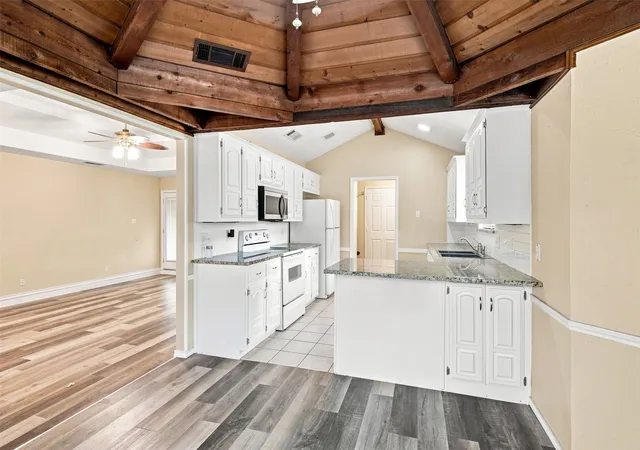 Photo 3 of Sale Pending at 135 Meadow Ridge Dr, Cedar Hill, TX 75104 | MLS# 21355441 | Listing updated on 2026-09-17