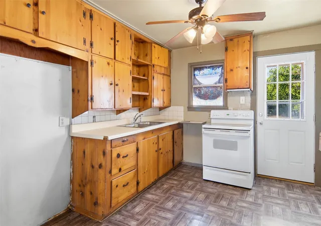 Photo 3 of Single family home for sale at 1203 Hanover St, Weatherford, TX 76086 | MLS# 21341509 | Listing updated on 2026-10-05